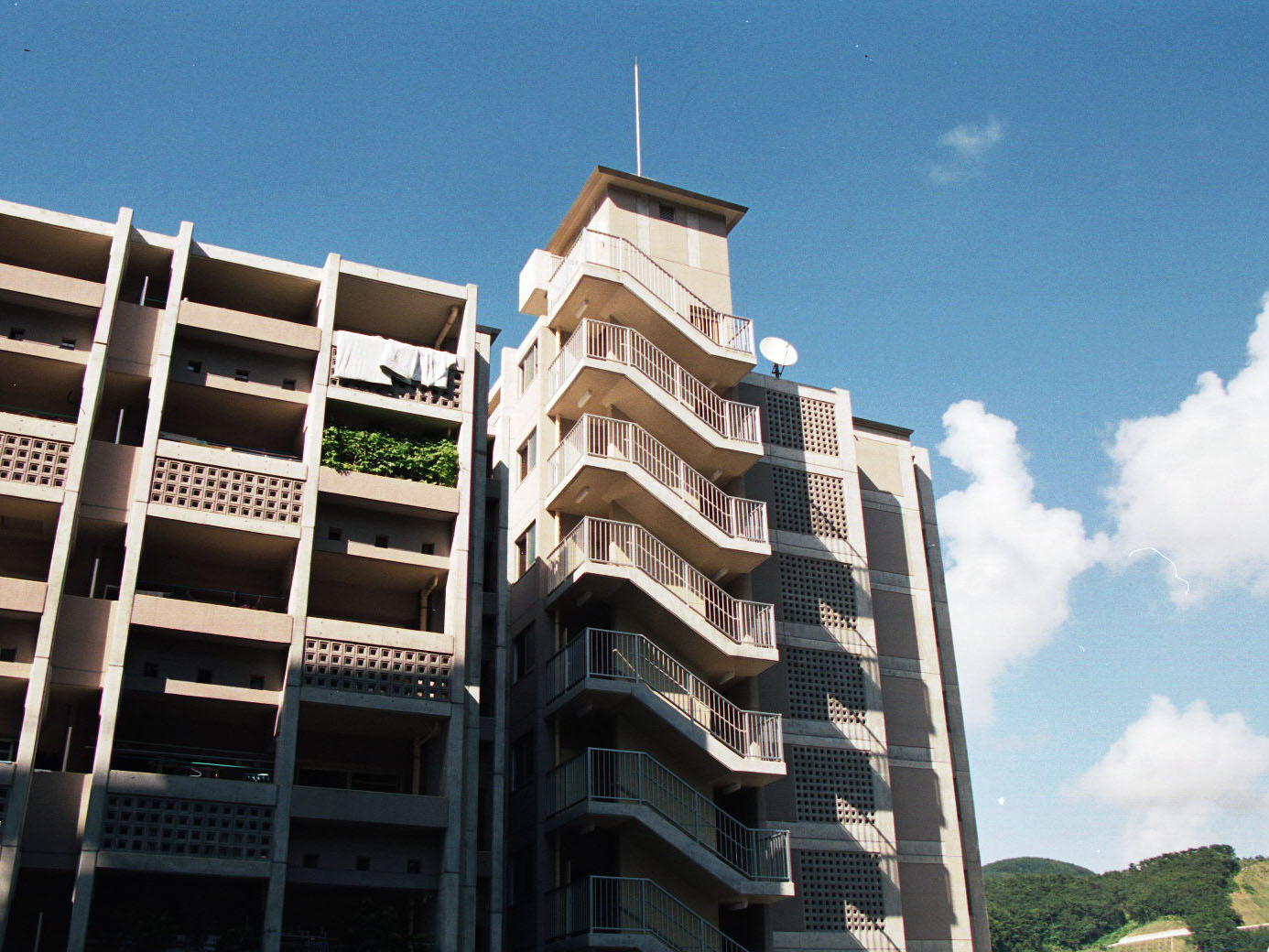 名瀬市営真名津団地